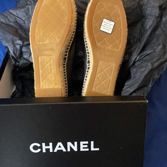 Chenel sizes seven never worn still has sticker on shoes - Picture 4 of 5